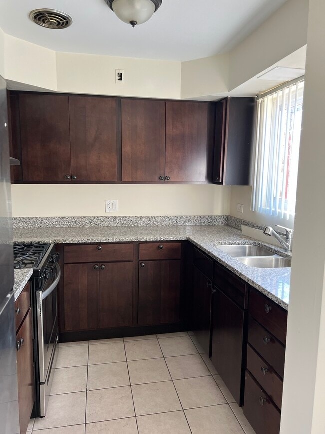 Building Photo - 1657 W Farwell Ave