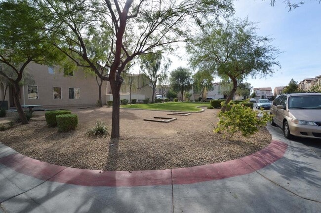 Building Photo - Spacious 3-Bedroom Henderson Home with Dual Garages!