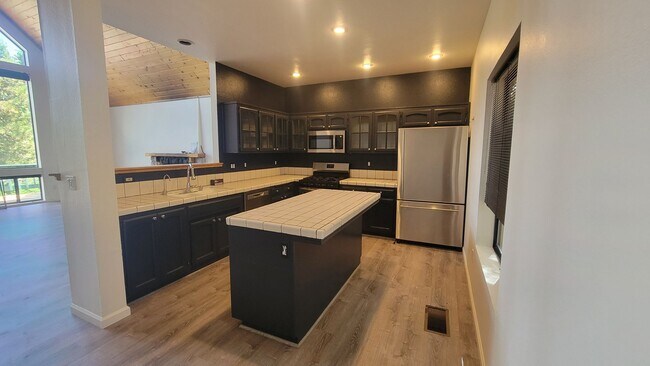 Building Photo - Inviting Mountain Home - 3 Bedroom 2 Car G...