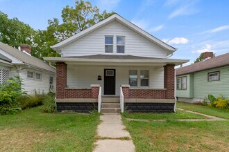 Building Photo - 1537 E Legrande Ave