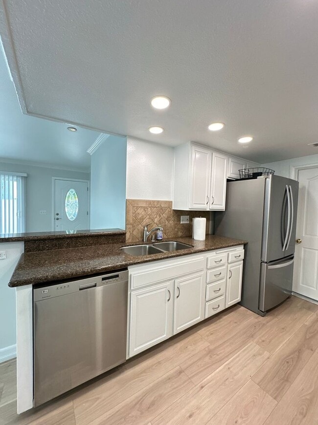 Foto del edificio - 3 Bedroom Tustin Condo - Recently Renovated - 2 Car Gar - Beautiful!!!!!