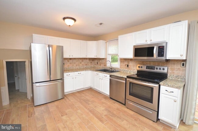 Foto del edificio - 7017 Lombard Ln