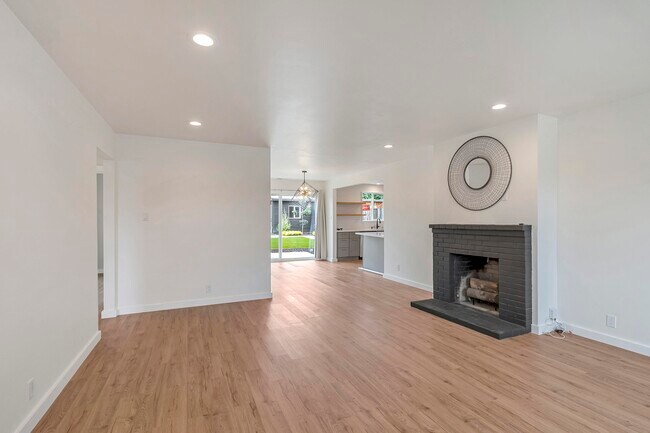 Building Photo - 964 Daisy St