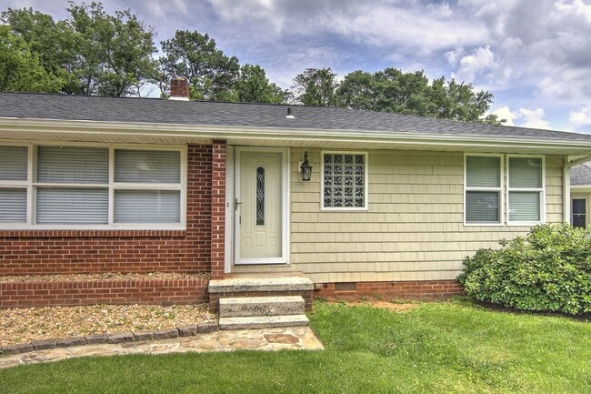 Building Photo - Charming 3BD/1.5BTH Ranch Home with Fenced...