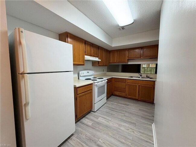 Building Photo - 4396 Silverleaf Dr