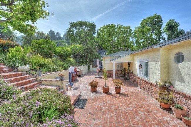 Foto del edificio - 3033 Hollycrest Dr