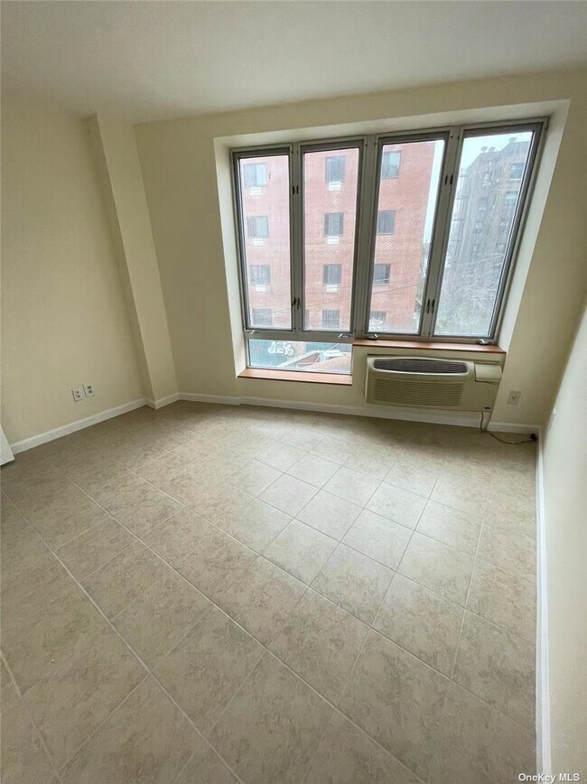 Foto del edificio - 83-17 Broadway