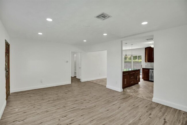 Building Photo - 4 bedroom in North Miami FL 33161