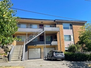 Building Photo - 4451 Woodland Park Ave N