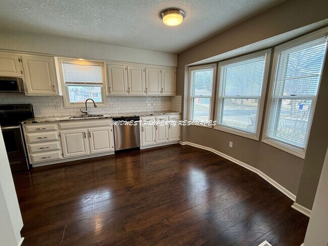 Building Photo - 3 Bed | 2 Bath Home for Rent – Lee’s Summit