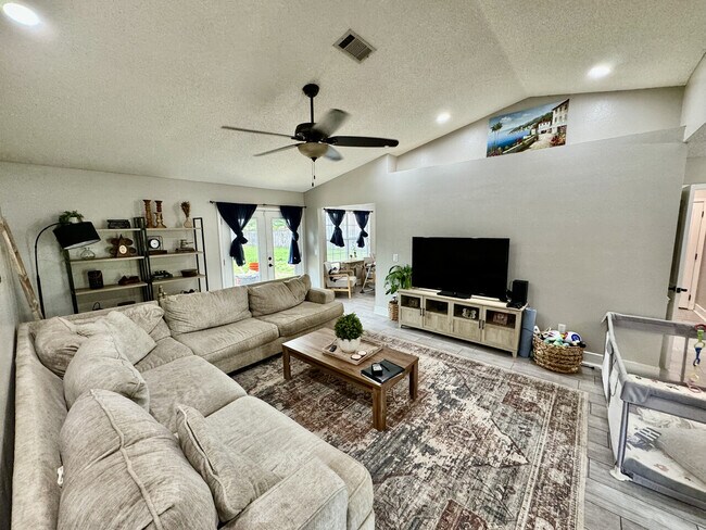 Building Photo - 6895 Community Dr