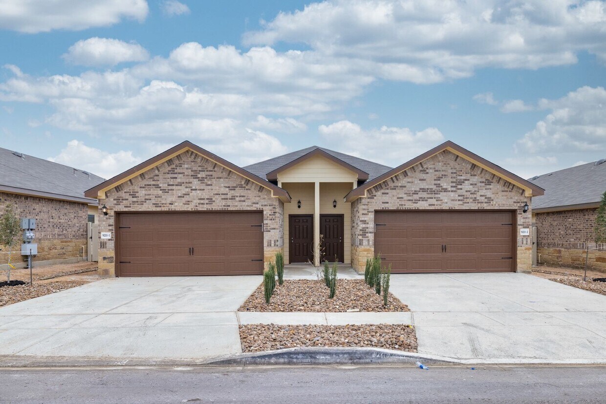Primary Photo - GORGEOUS 3 BEDROOM DUPLEX LOCATED IN CONVE...