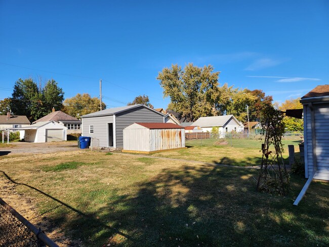 Building Photo - 2 bedroom house