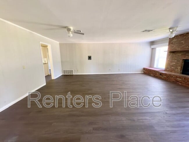 Building Photo - 1948 S Hickory Ave