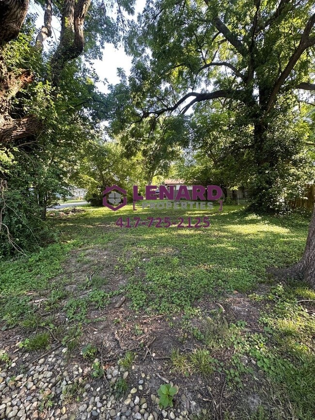 Building Photo - 2 Bedroom Home Available Now!