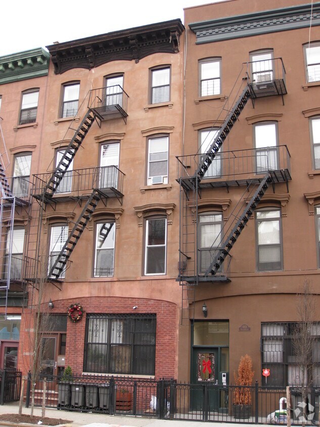 Foto del edificio - 691 DeKalb Ave
