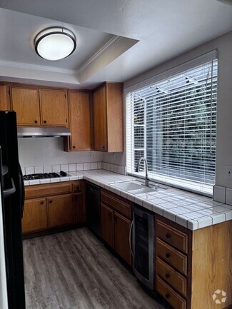Building Photo - 2696 Santa Ana Ave