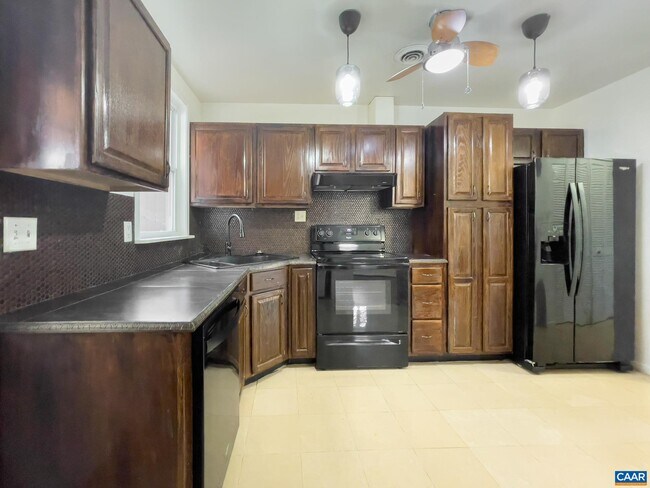 Foto del edificio - 625 Bailey Rd