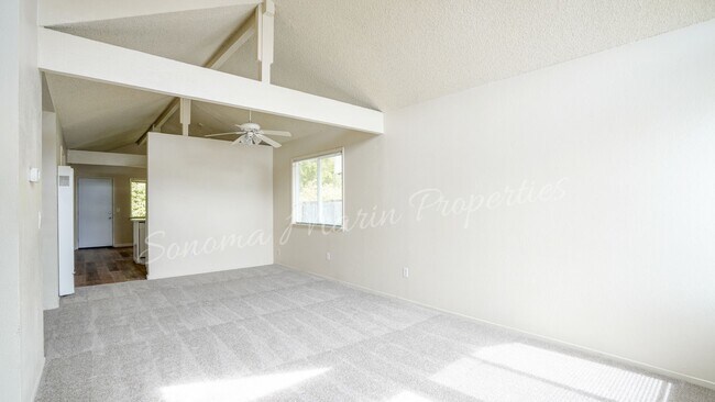 Building Photo - Cute 5 bedroom house in Rohnert Park ~ Rem...
