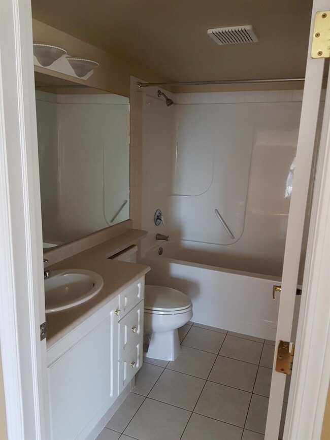 Building Photo - 2 Bed 2 Bath Unit in Edmonton, AB