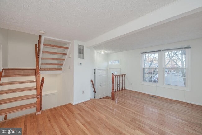 Building Photo - 6046 Hydrangea Dr