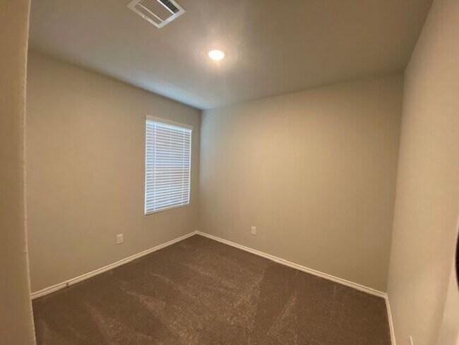 Building Photo - BRAND NEW 3 BEDROOM - CADLEY