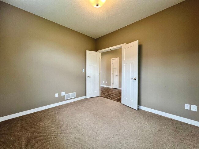 Building Photo - Beautiful 5-bed, 3.5-bath Single Family Home!