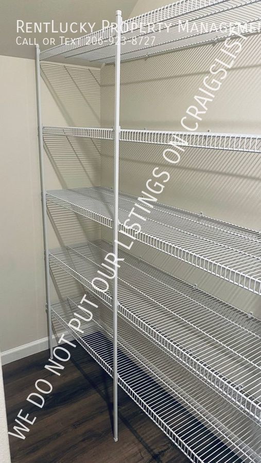 Foto del edificio - 5 Bedrooms and an Office Space!