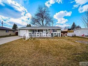 Building Photo - 407 Valley Dr