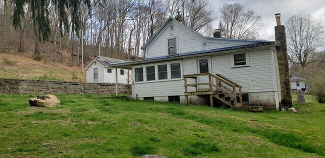 Foto del edificio - 2 Bedroom 1 Bath House -- outside of town -- Available 08/05/2026