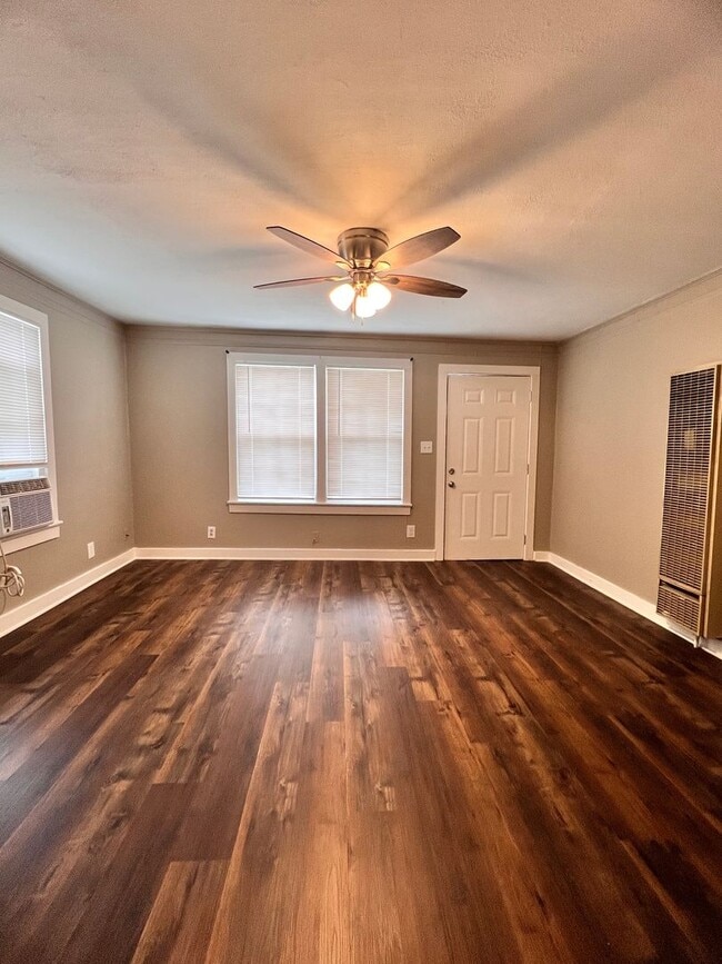 Building Photo - 2 Bedroom 1 Bath