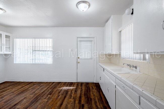 Building Photo - 3 Bedroom/2 Bath Home - $1695 per Month!