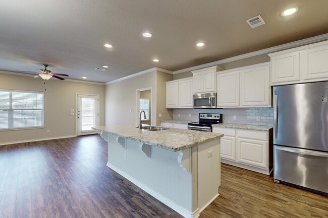 Building Photo - Welcome Home to Summit Crossing