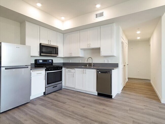 Kitchen View 1 - 928 S Berendo St