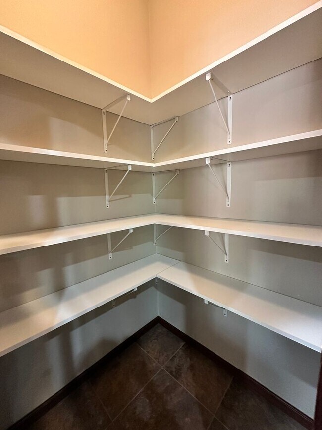 Building Photo - 3 Bedroom Townhome!
