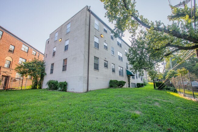 Foto del edificio - Lovely 2 BR/2 BA Top-Floor Apartment in Ma...