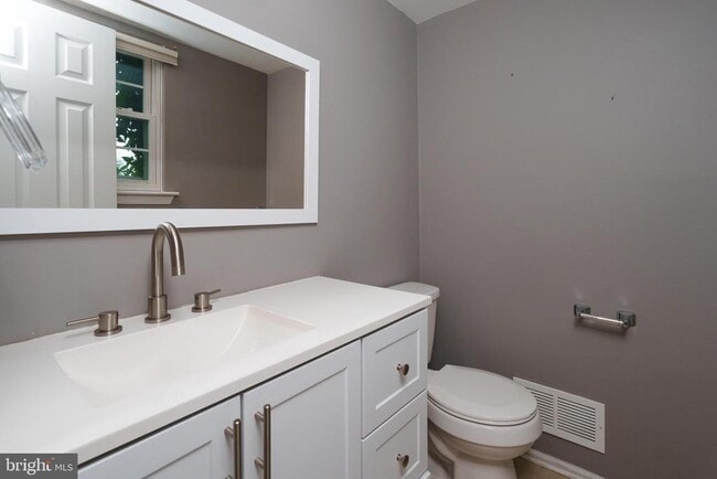 Building Photo - 330 Smithwold Rd