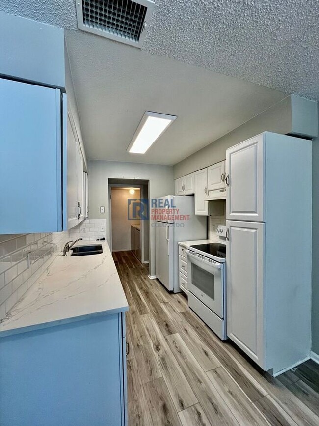 Foto del edificio - 8100 W Quincy Ave