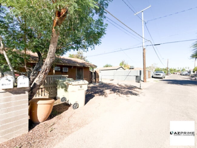 Building Photo - 2/1 Charming Corner Apartment in Glendale!