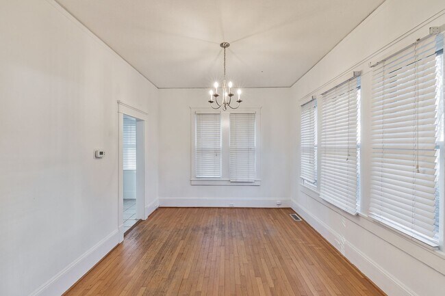 Building Photo - Beautiful 2 bedroom 1 bathroom for rent!