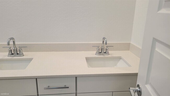 Building Photo - 3 br, 2 bath Townhome - 9837 East Gamma Av...