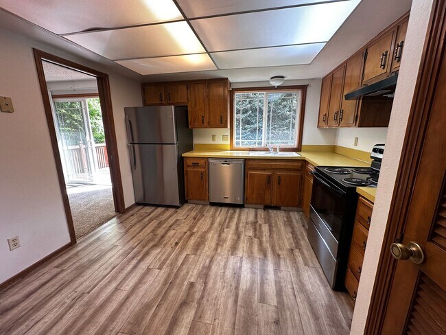 Building Photo - 3 Bedroom 2.5 bath Split level house