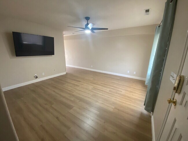 Building Photo - "Charming 3-Bedroom Townhouse with 2.5 Bat...