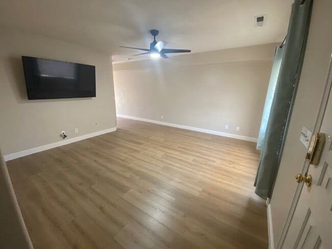 Foto del edificio - End Unit Townhome with 3 beds 2.5 baths.