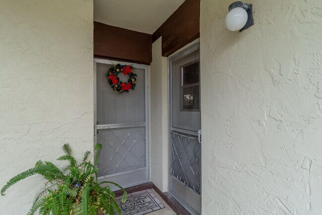 Building Photo - 2 W Greenway Dr