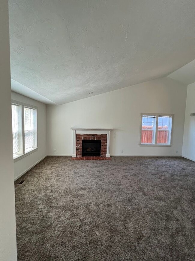 Building Photo - 4 Bedroom, 2 bathroom home located in Rive...