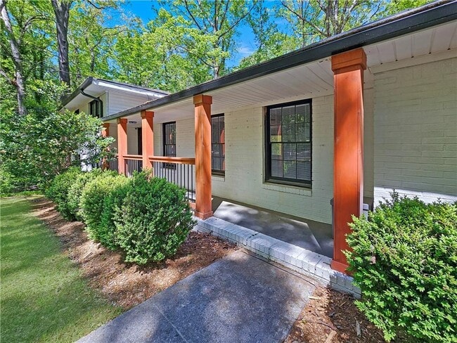 Building Photo - 6810 Temple Cir SE