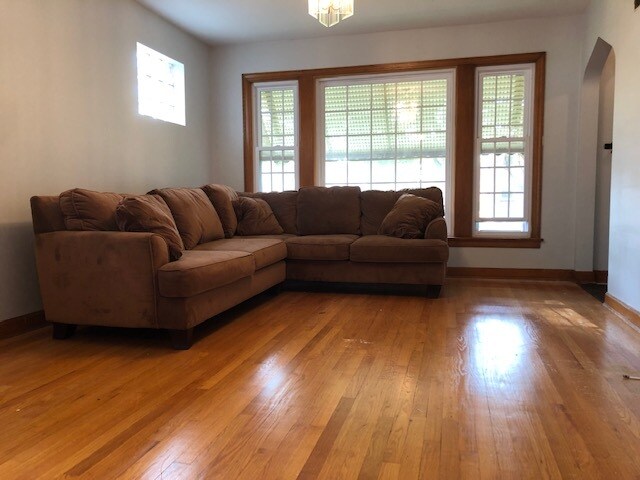 Living Room - 4053 N Plainfield Ave