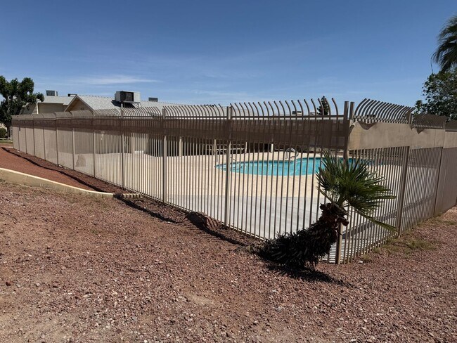 Foto del edificio - 3 Bedroom Townhouse with a 2 car garage and a middle courtyard area