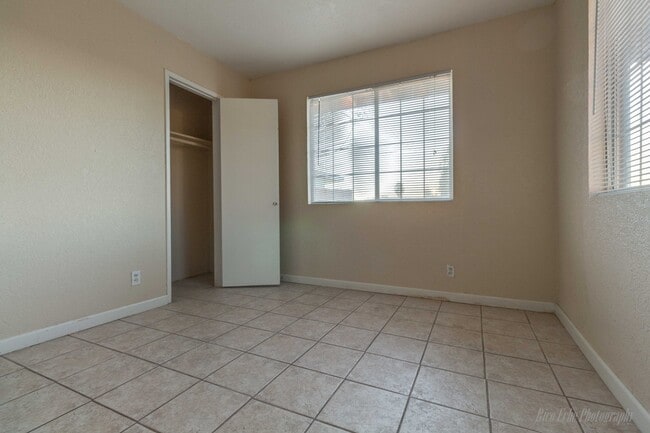 Building Photo - Spacious Single Story Home, Call and Sched...